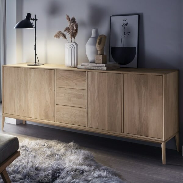 Heimdal Skænk med 3 Skuffer og 4 Låger i Massiv Egetræ fra Organic Sleep | Bianco Lys olie