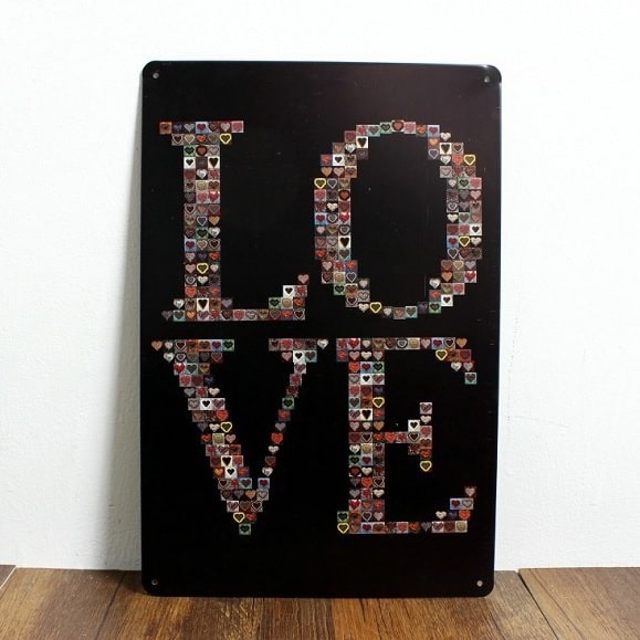 Emaljeskilt Love med små hjerter
