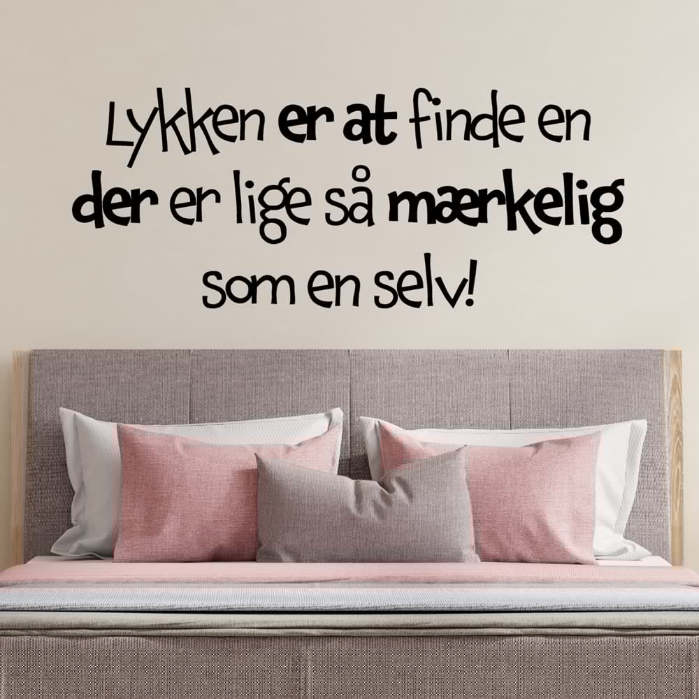 Wallsticker Lykken er at finde en der er lige så mærkelig