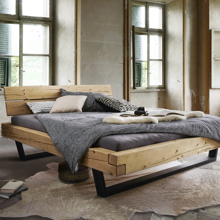 Odin Snedker Bjælke Sengeramme med Gavl og Metalben i Massiv FSC Grantræ fra Organic Sleep - 140x200 | Trekvart seng