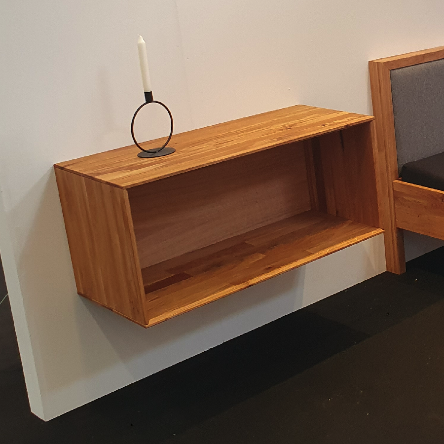 Heimdal Snedker Reol i Massiv Olieret Egetræ fra Organic Sleep | Væghængt - 43x90x42 cm